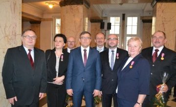 Wojewoda śląski Jarosław Wieczorek, prezes Janusz Dulik i odznaczeni pracownicy