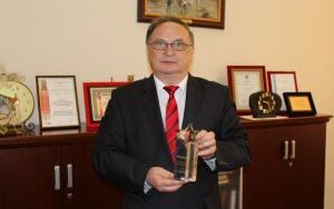 Prezes Janusz Dulik ze statuetką