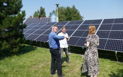 Kierownictwo MPWiK w Piekarach Śląskich ocenia wykonane prace. Od lewej stoją: prezes Zarządu Marek Tokarz, Marek Strugała, kierownik działu oczyszczalń i przepompowni ścieków oraz ustawiona tyłem Izabela Małota, dyrektor ds. technicznych.