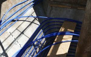 Instalowanie systemu rur w komorze osadnika wtórnego