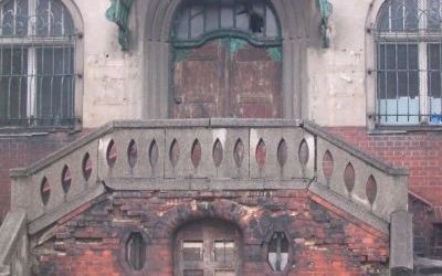 Wejście główne do budynku – przed remontem