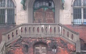 Wejście główne do budynku – przed remontem